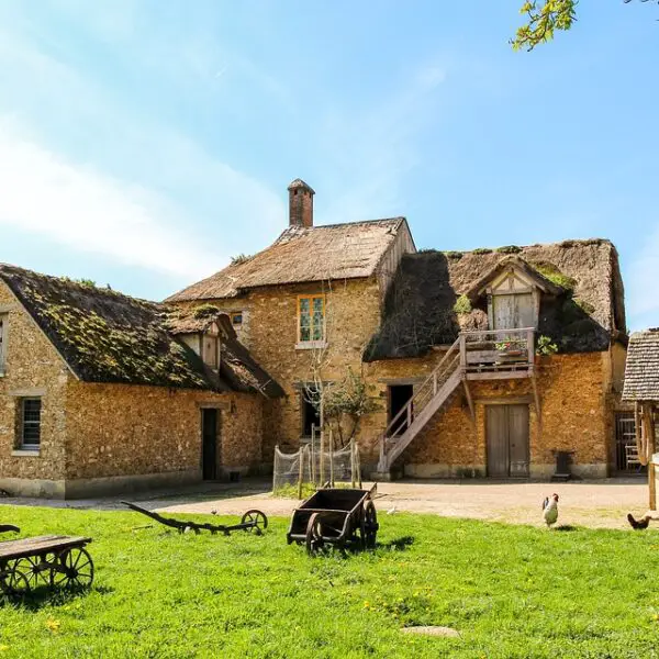 16 Best Traditional House Design for Big Family Gathering