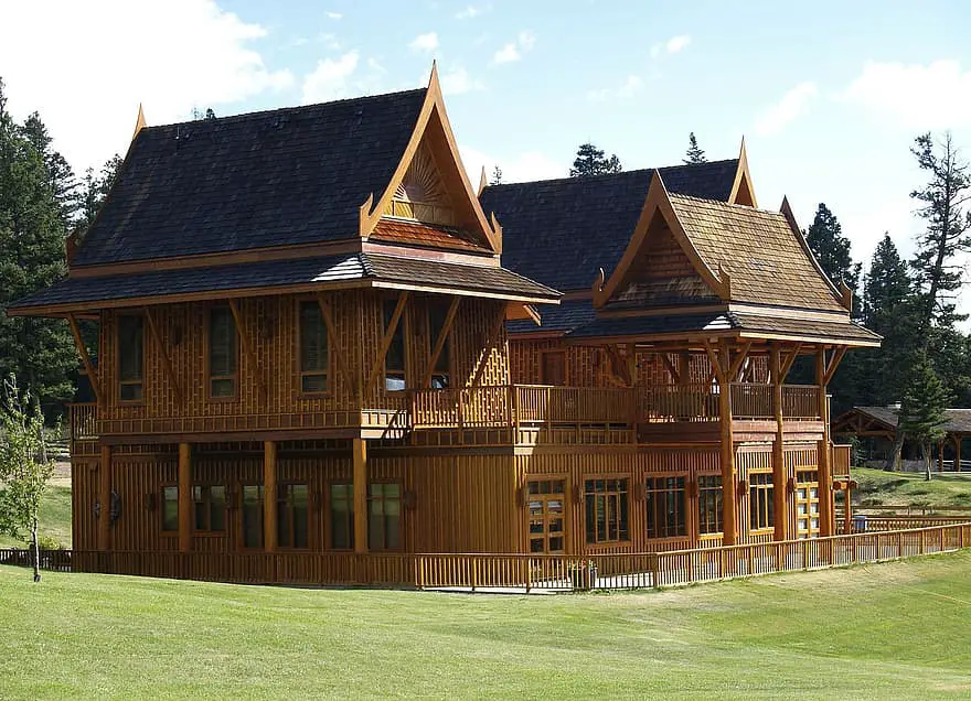 echo valley ranch building log house guest house tourism british columbia canada