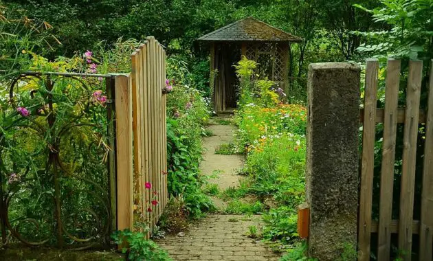 garden garden door cottage garden garden gate garden shed nature entry wood slat door