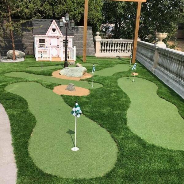 26 Inspiring Backyard Putting Green Ideas for the Complete Golf Experience