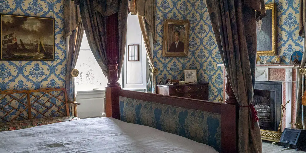 castle bedroom