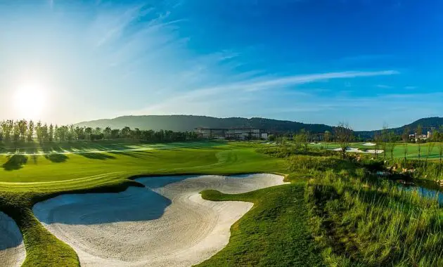 green golf blue sky white cloud