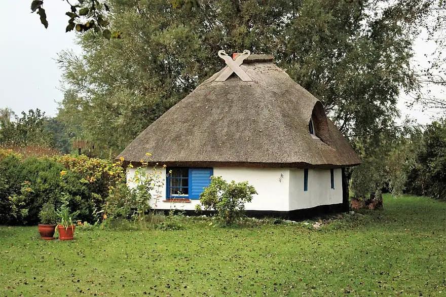 small house vitte hiddensee thatched roofs building