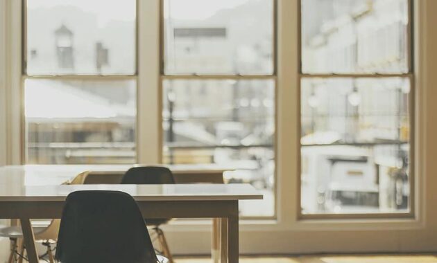 chairs desks windows interiro empty