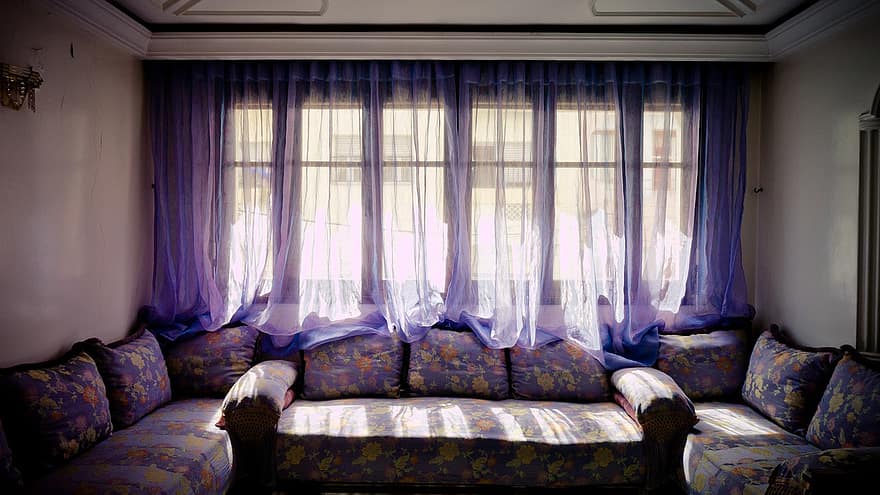 salon moroccan living room window sofa divan chaise longue curtains incidence of light