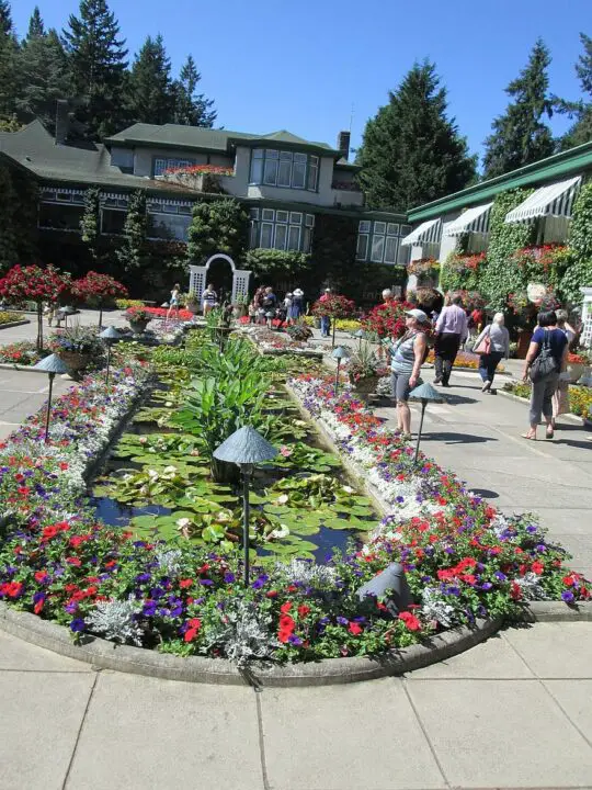 garden attraction outdoors visitors tourists botanical garden patio butchart pond - natural stone patio