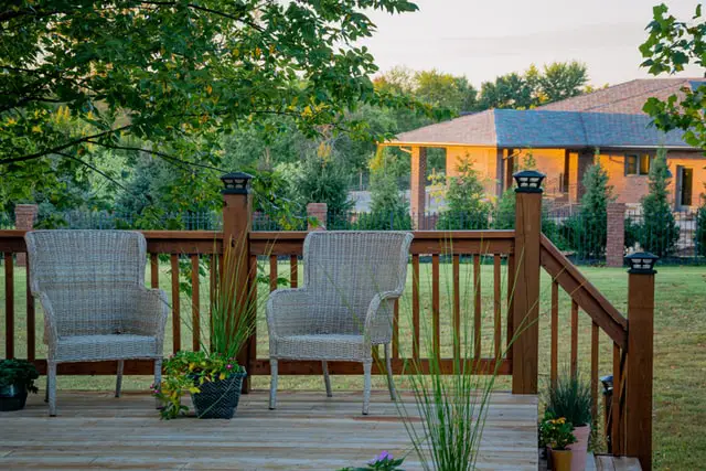 Landscaping ideas for backyard with wooden element