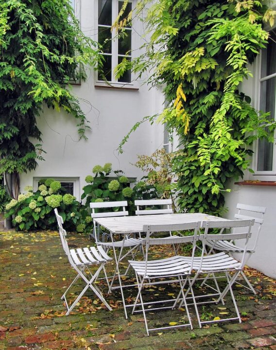 garden garden furniture garden chairs backyard idyll idyllic grun weis rank growths white house wall 1
