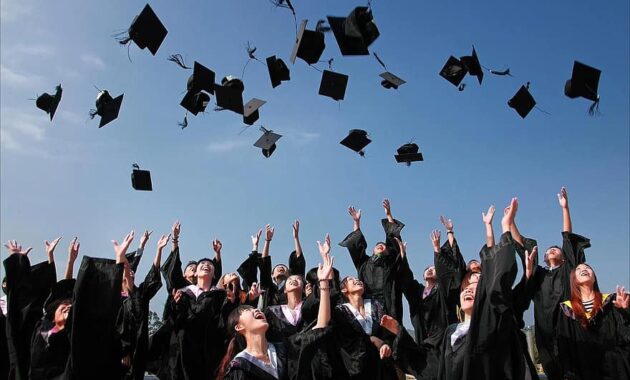 university student graduation hats