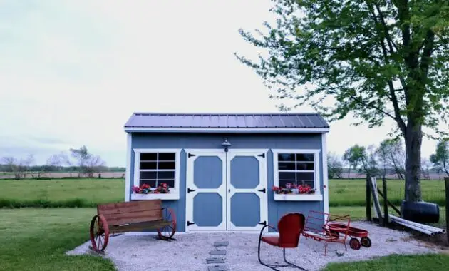 Backyard tiny house for studio